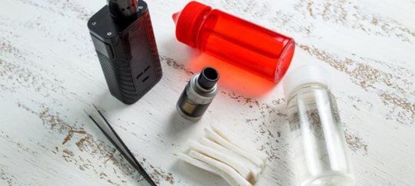 How luật poker updates affect player behavior and whether e-cigarettes as a smoking cessation tool can help gaming communities quit smoking